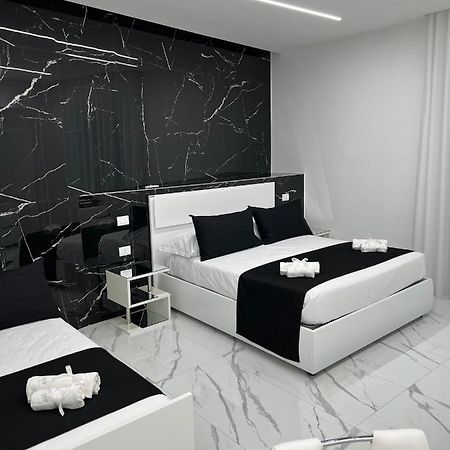 White Elegance Luxury B&B กาแซร์ตา ภายนอก รูปภาพ