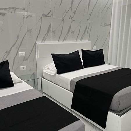 White Elegance Luxury B&B กาแซร์ตา ภายนอก รูปภาพ