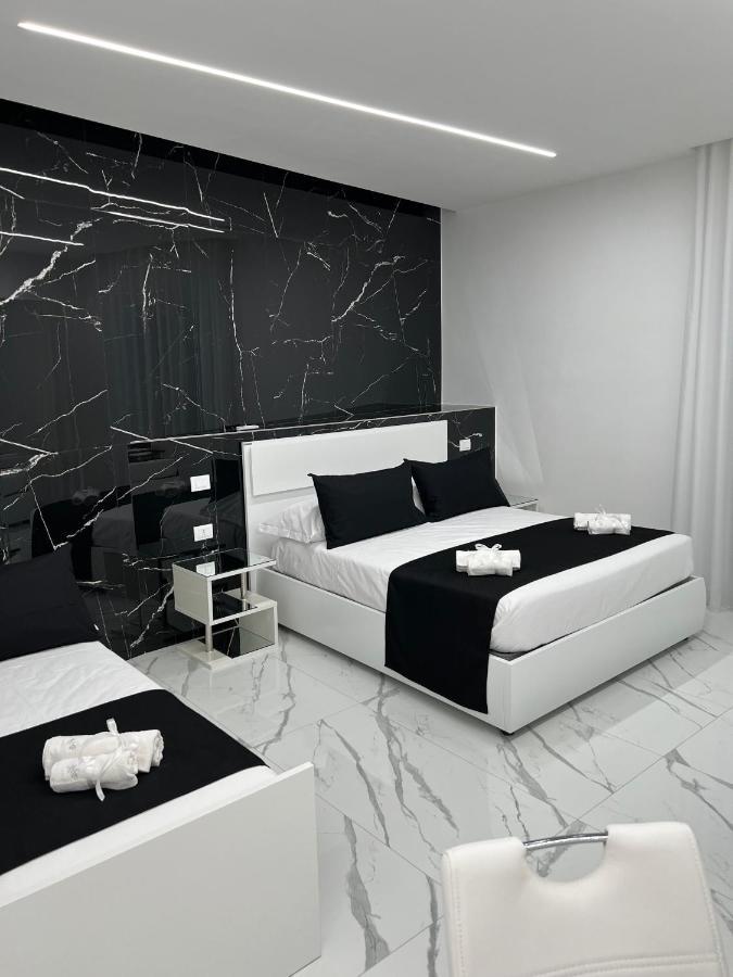 White Elegance Luxury B&B กาแซร์ตา ภายนอก รูปภาพ