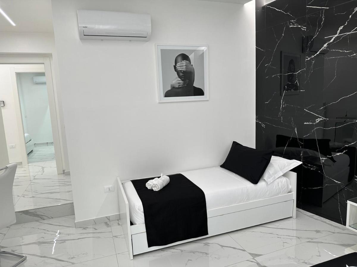 White Elegance Luxury B&B กาแซร์ตา ภายนอก รูปภาพ