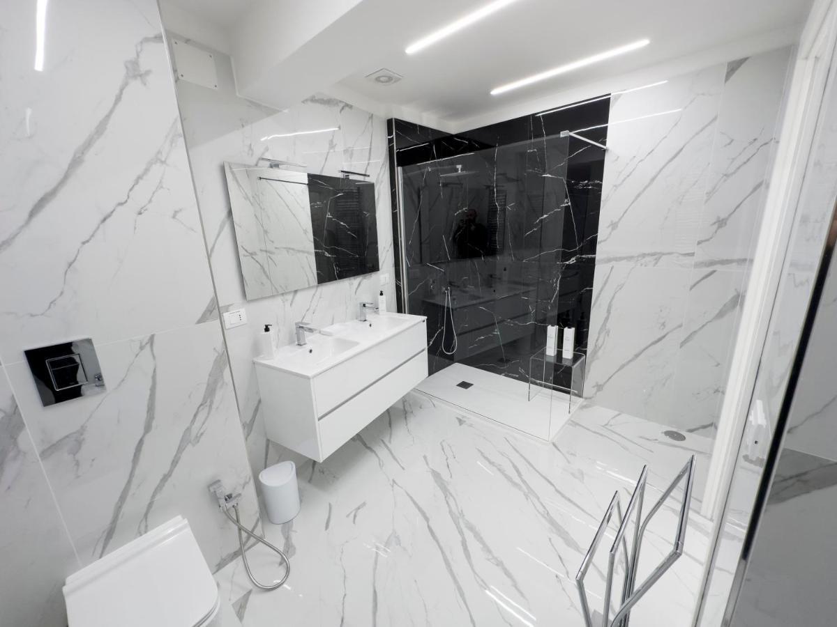 White Elegance Luxury B&B กาแซร์ตา ภายนอก รูปภาพ