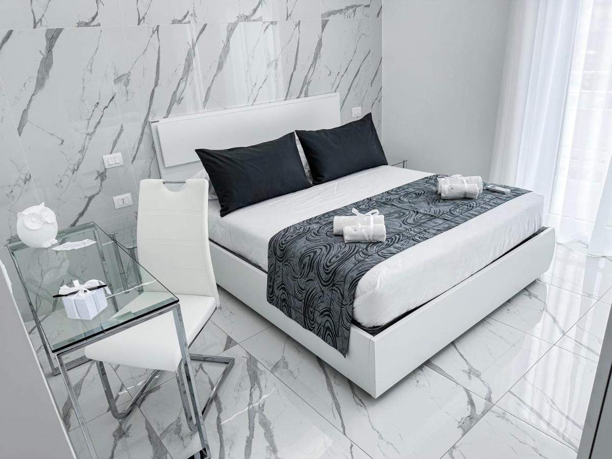 White Elegance Luxury B&B กาแซร์ตา ภายนอก รูปภาพ