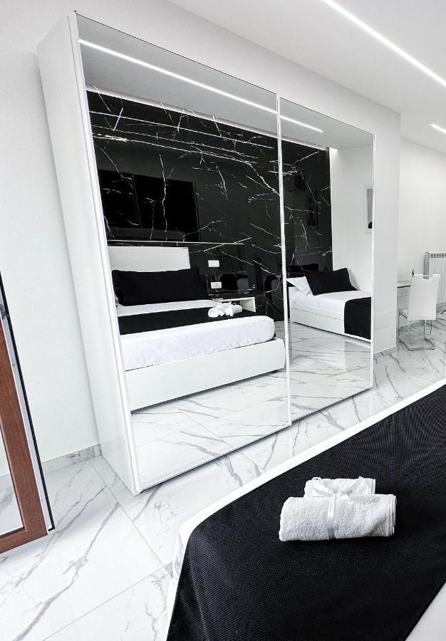 White Elegance Luxury B&B กาแซร์ตา ภายนอก รูปภาพ