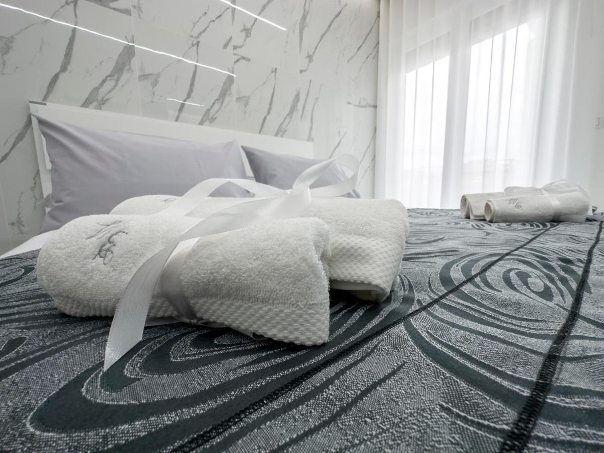 White Elegance Luxury B&B กาแซร์ตา ภายนอก รูปภาพ