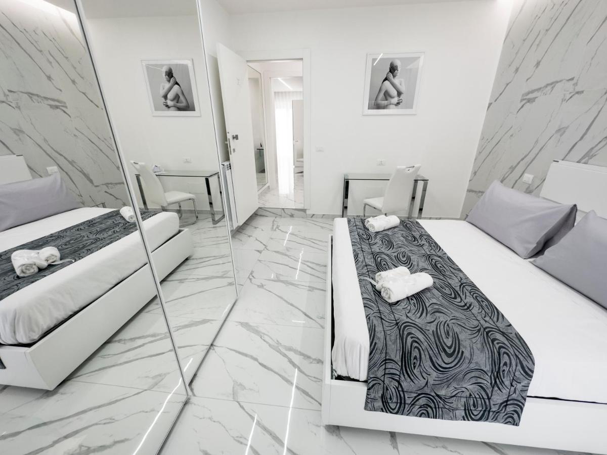 White Elegance Luxury B&B กาแซร์ตา ภายนอก รูปภาพ