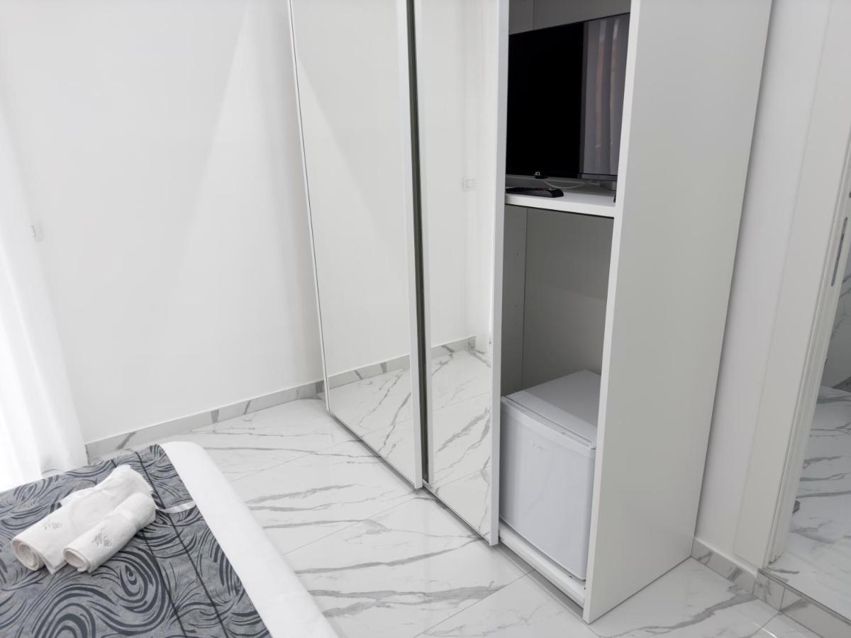 White Elegance Luxury B&B กาแซร์ตา ภายนอก รูปภาพ