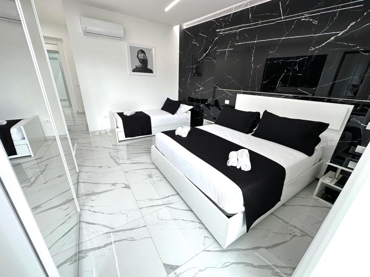 White Elegance Luxury B&B กาแซร์ตา ภายนอก รูปภาพ