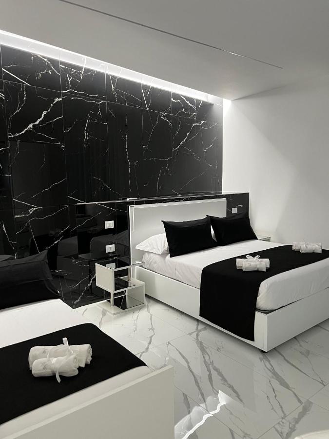 White Elegance Luxury B&B กาแซร์ตา ภายนอก รูปภาพ