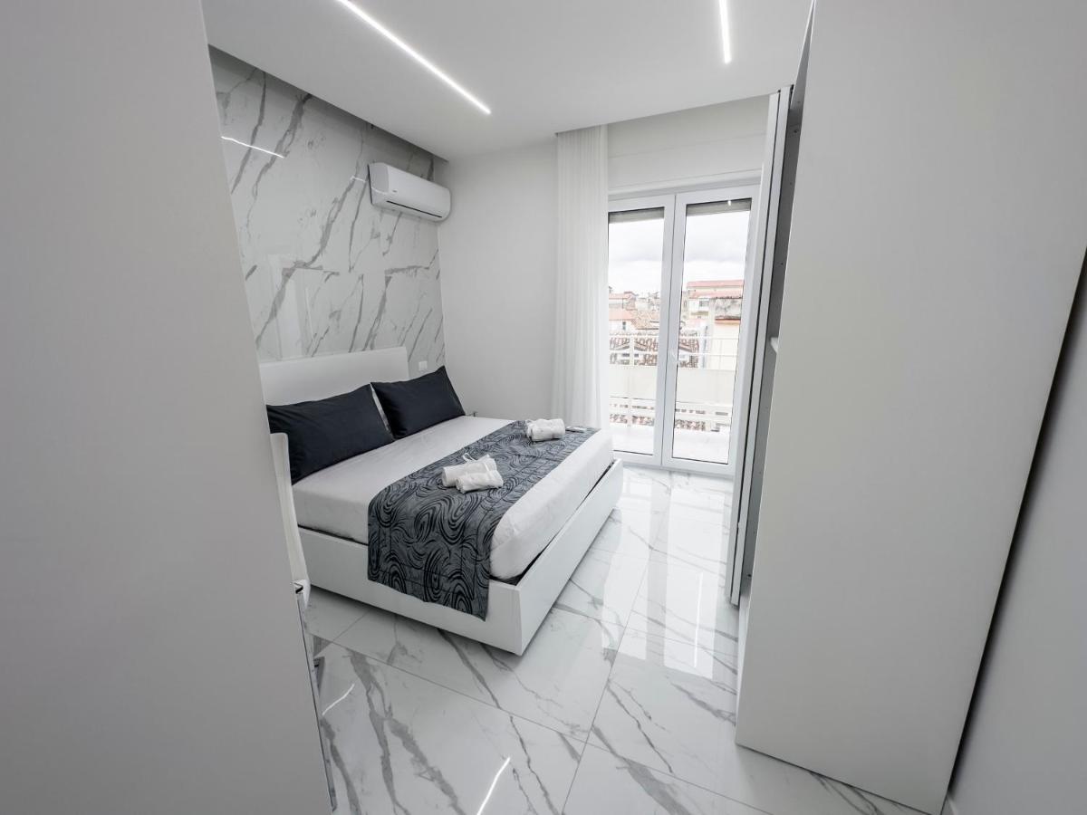 White Elegance Luxury B&B กาแซร์ตา ภายนอก รูปภาพ