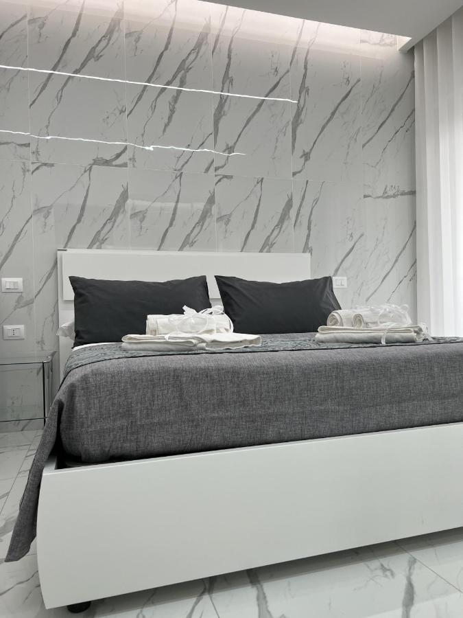 White Elegance Luxury B&B กาแซร์ตา ภายนอก รูปภาพ