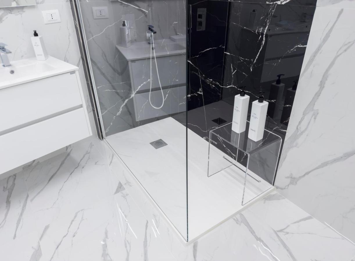 White Elegance Luxury B&B กาแซร์ตา ภายนอก รูปภาพ