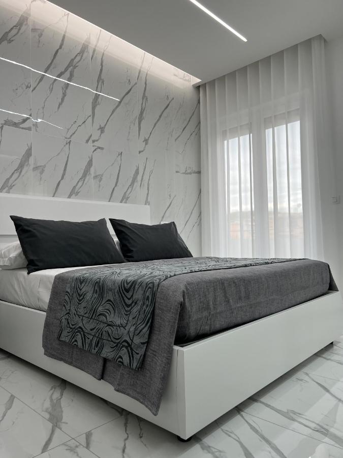 White Elegance Luxury B&B กาแซร์ตา ภายนอก รูปภาพ