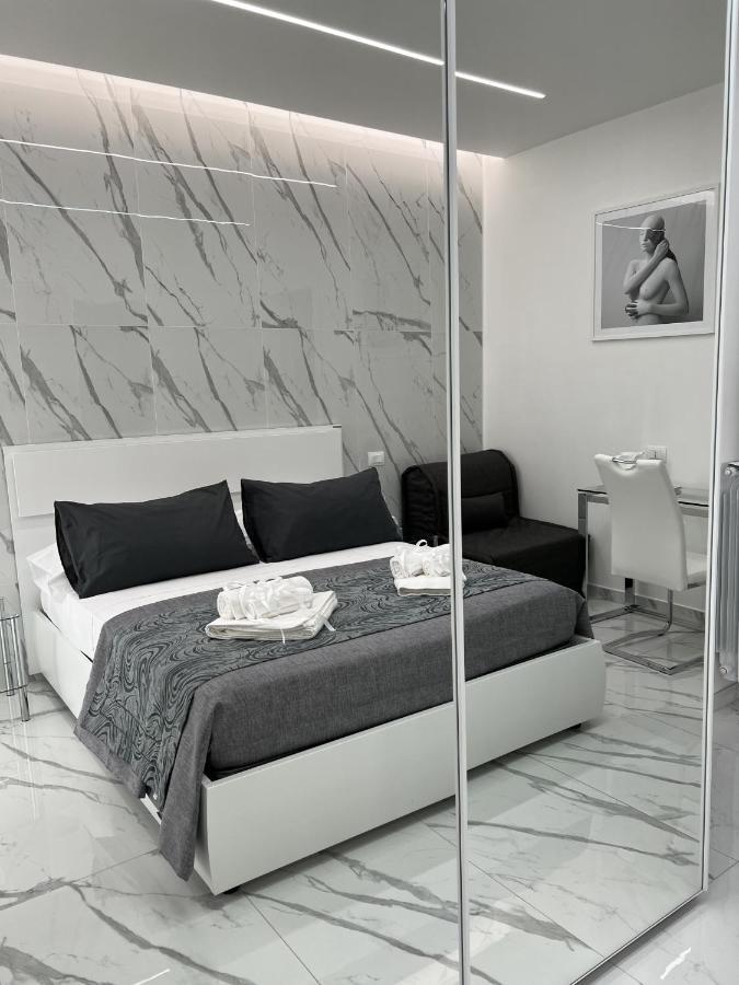 White Elegance Luxury B&B กาแซร์ตา ภายนอก รูปภาพ