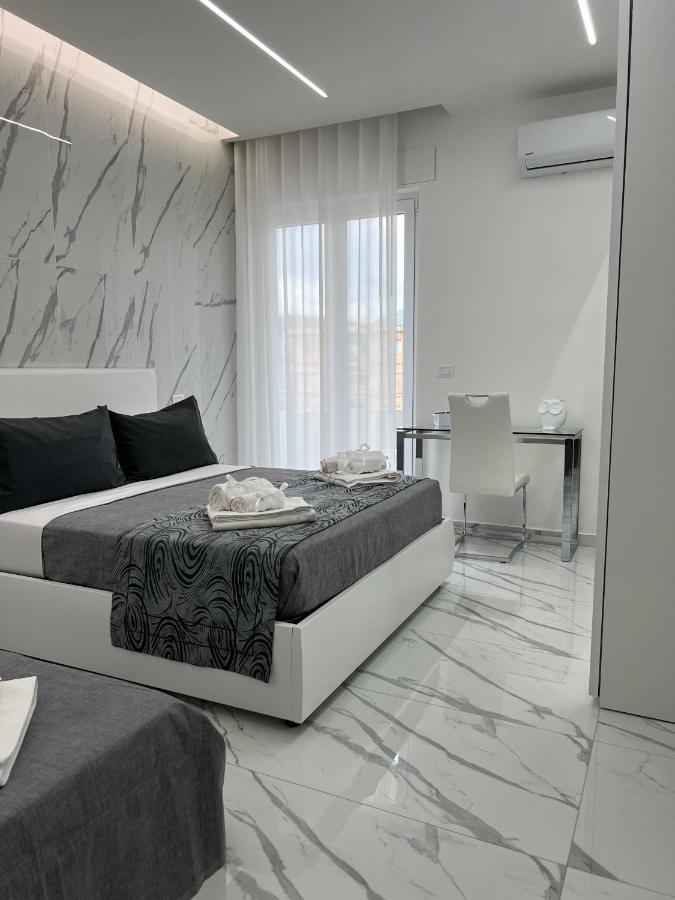 White Elegance Luxury B&B กาแซร์ตา ภายนอก รูปภาพ