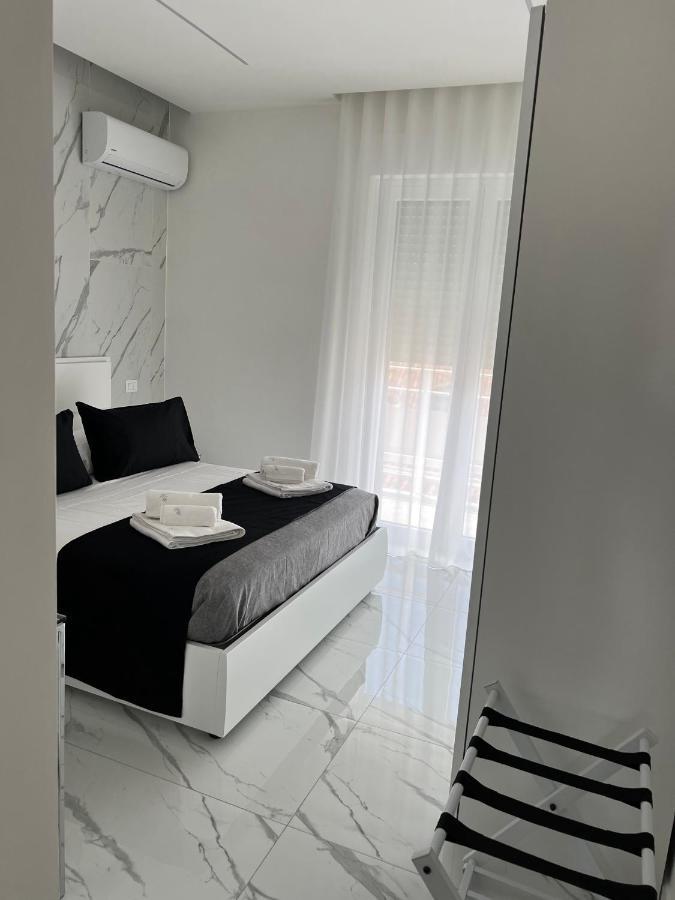 White Elegance Luxury B&B กาแซร์ตา ภายนอก รูปภาพ