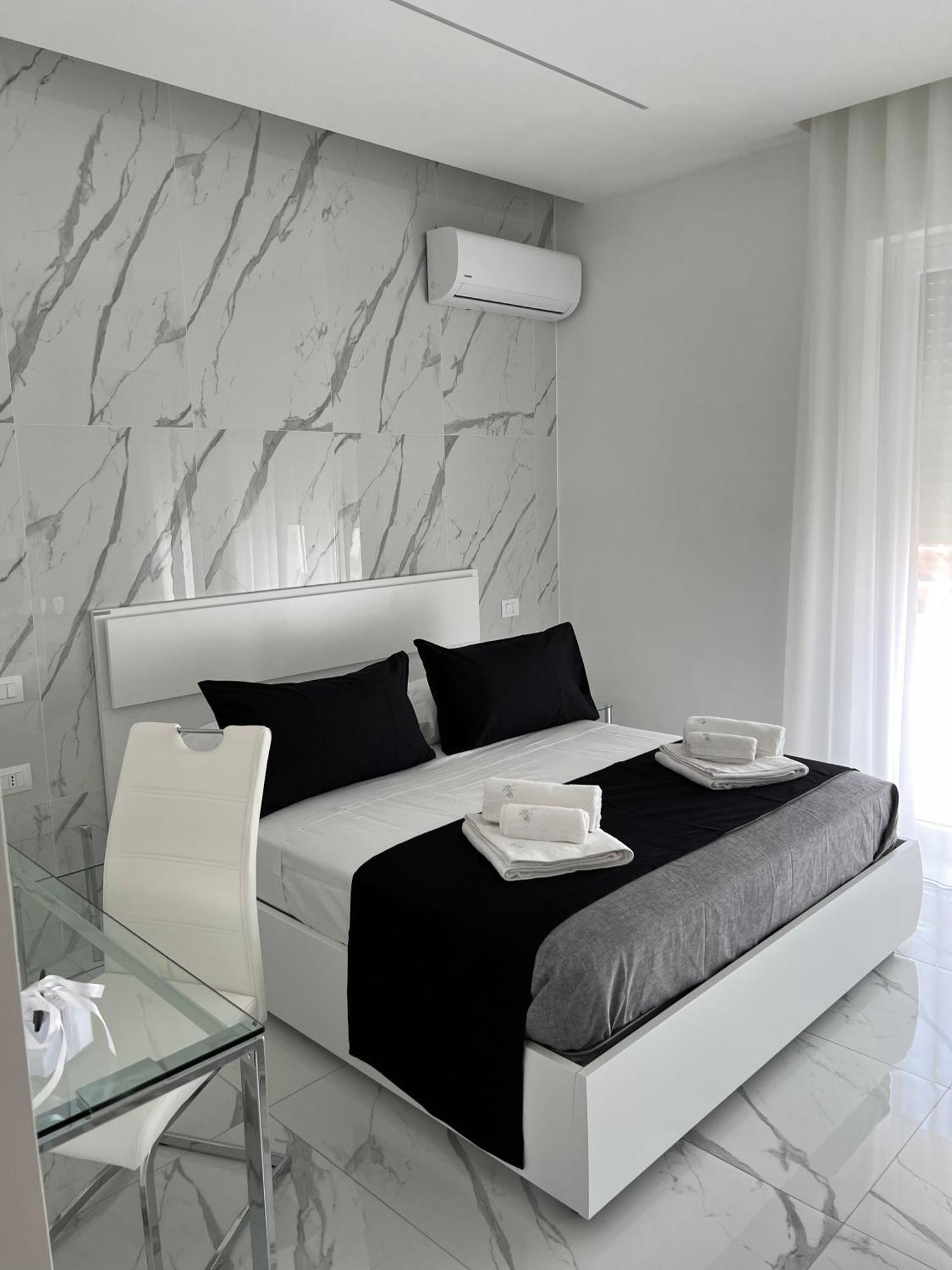 White Elegance Luxury B&B กาแซร์ตา ภายนอก รูปภาพ