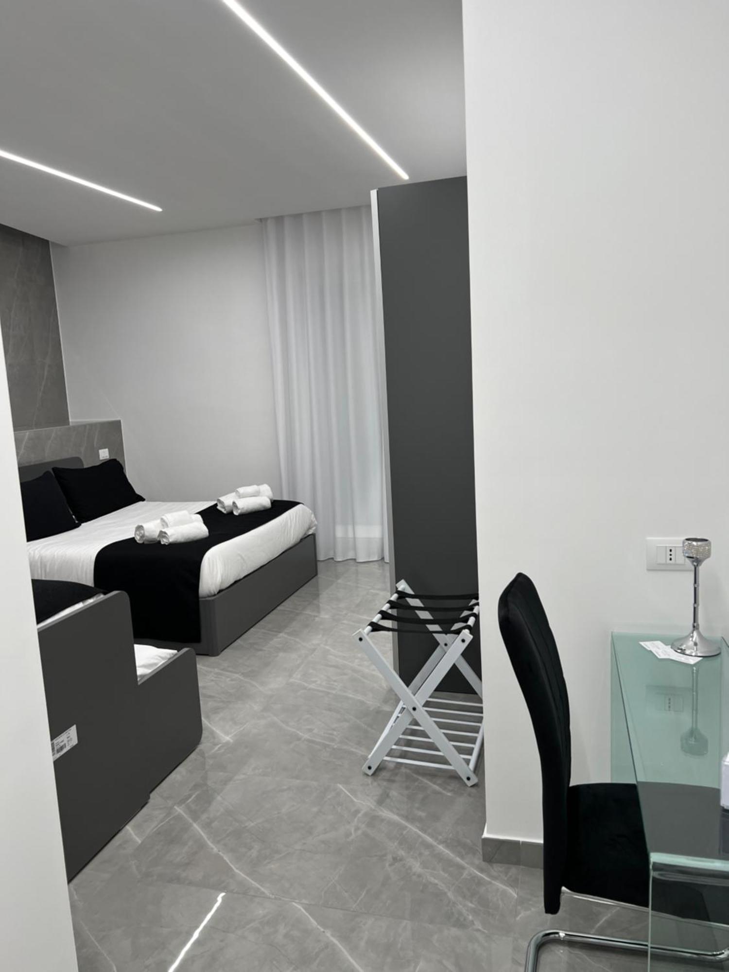 White Elegance Luxury B&B กาแซร์ตา ภายนอก รูปภาพ