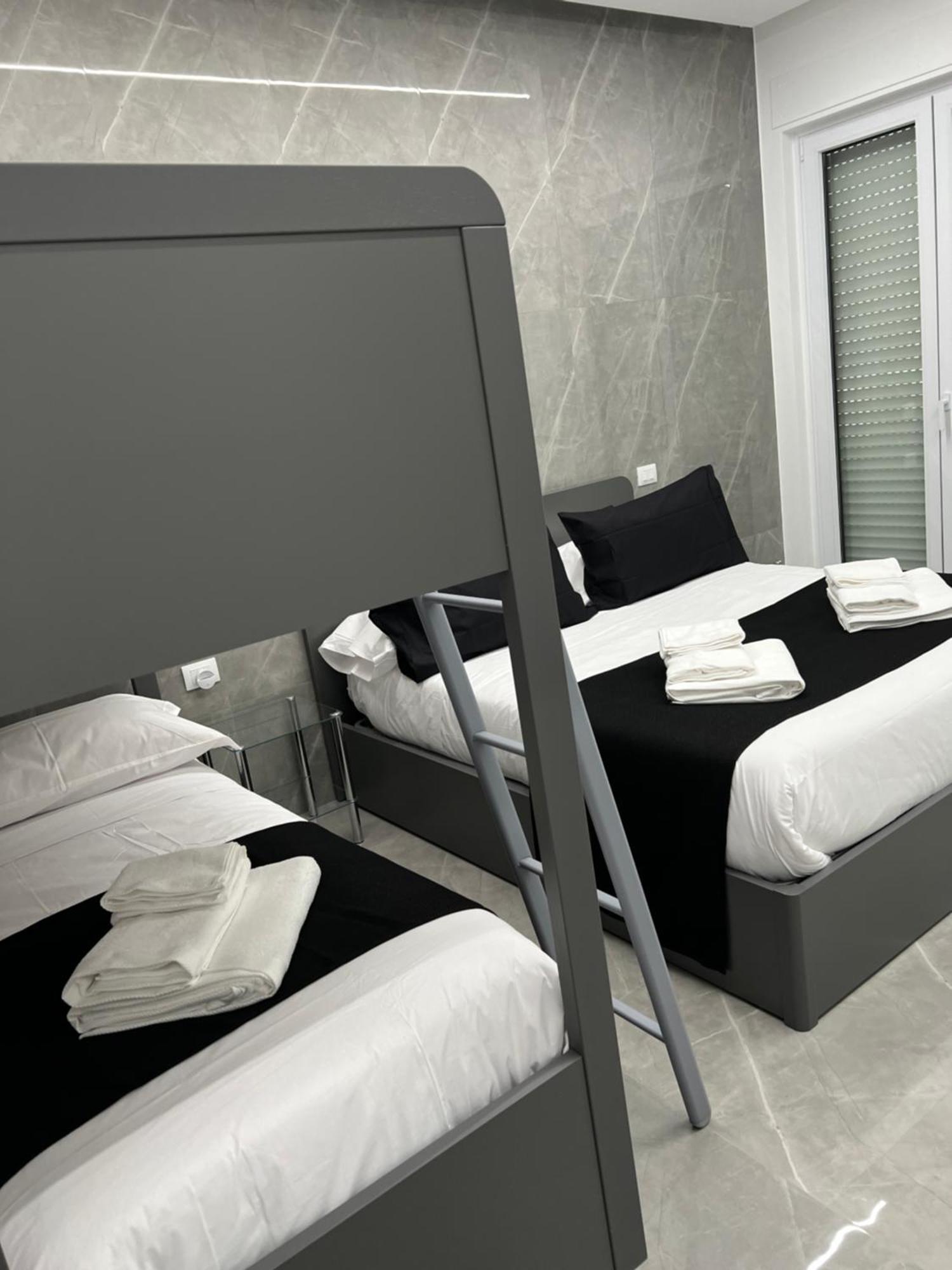 White Elegance Luxury B&B กาแซร์ตา ภายนอก รูปภาพ