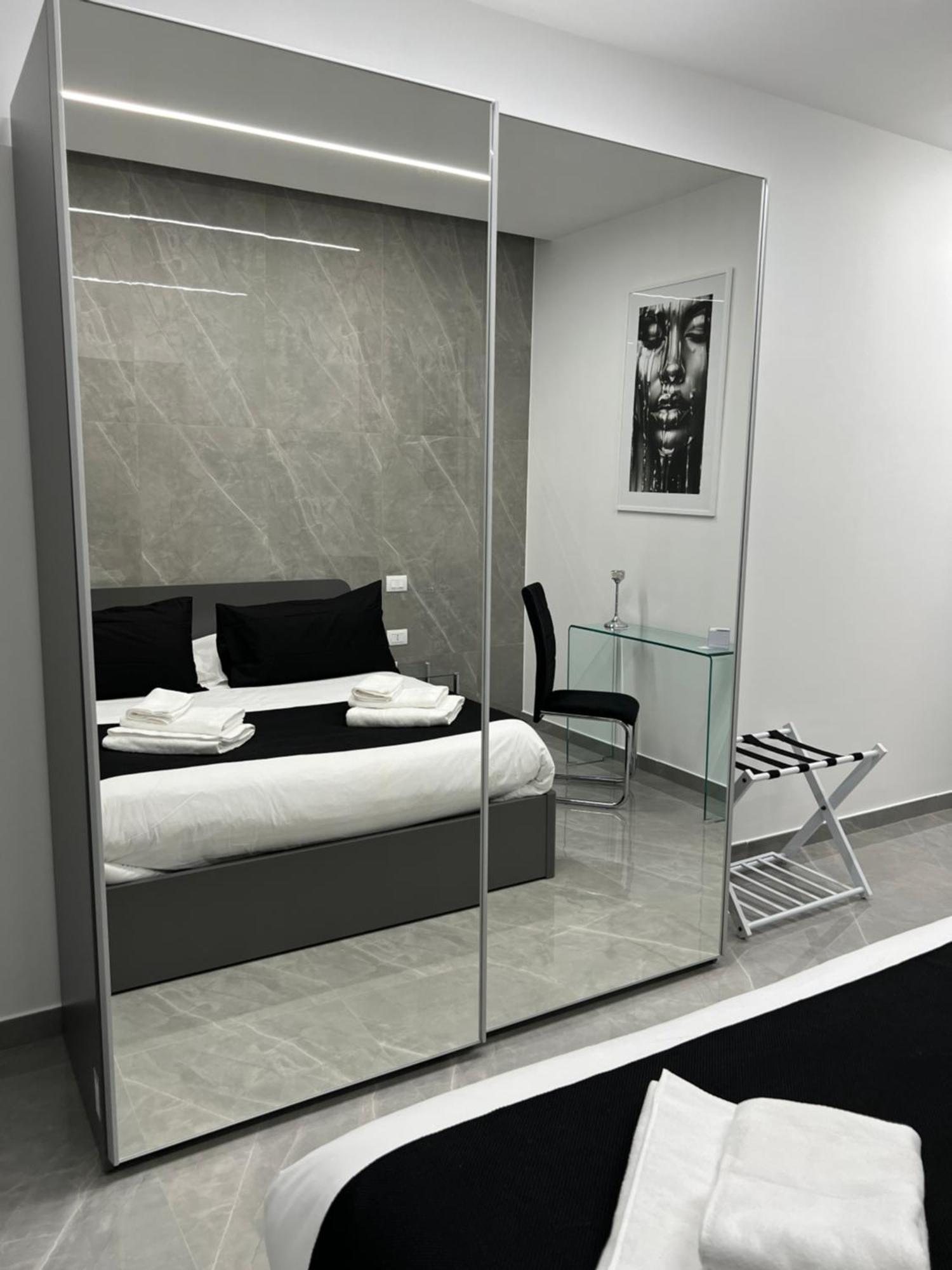 White Elegance Luxury B&B กาแซร์ตา ภายนอก รูปภาพ