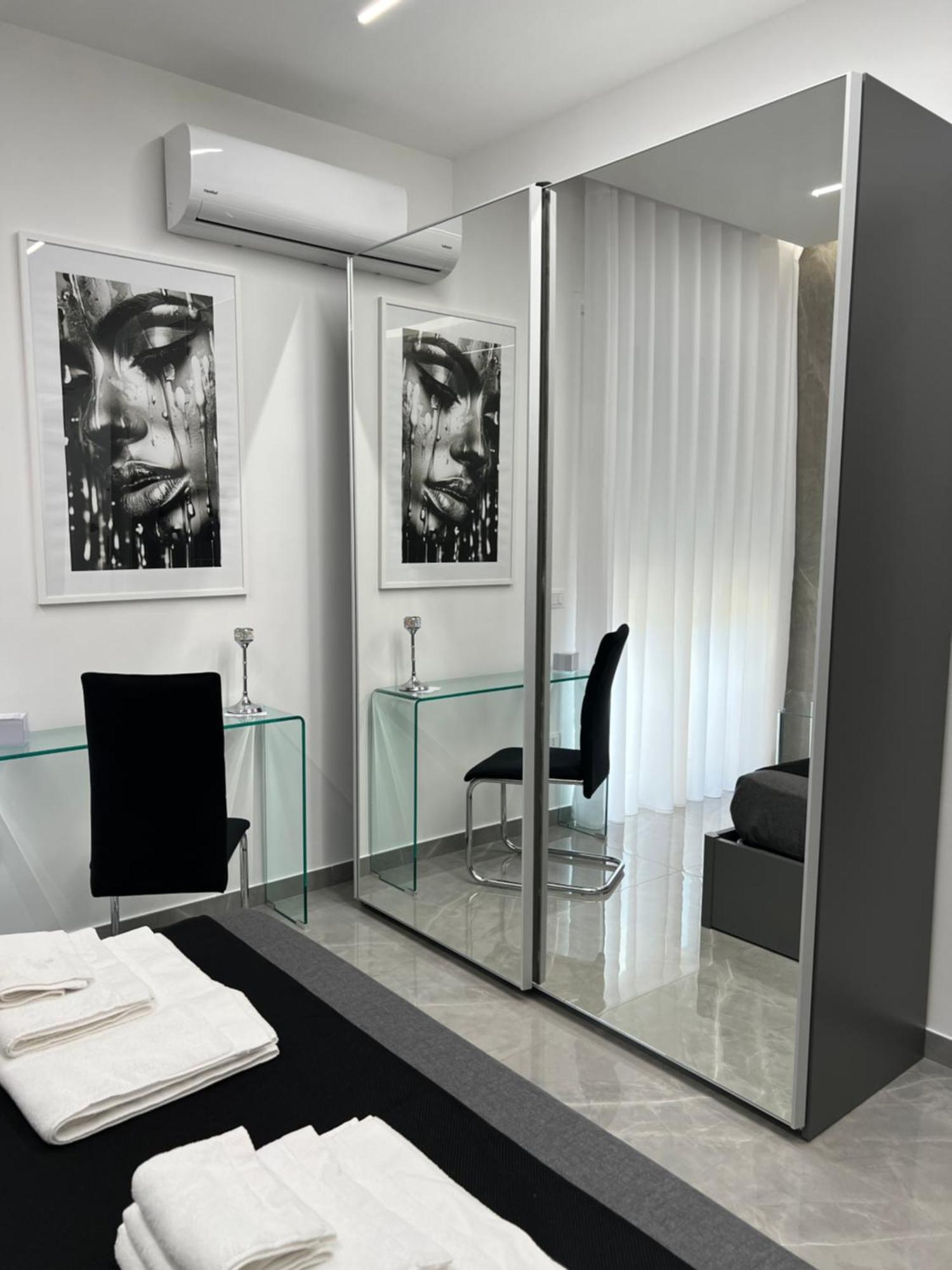 White Elegance Luxury B&B กาแซร์ตา ภายนอก รูปภาพ