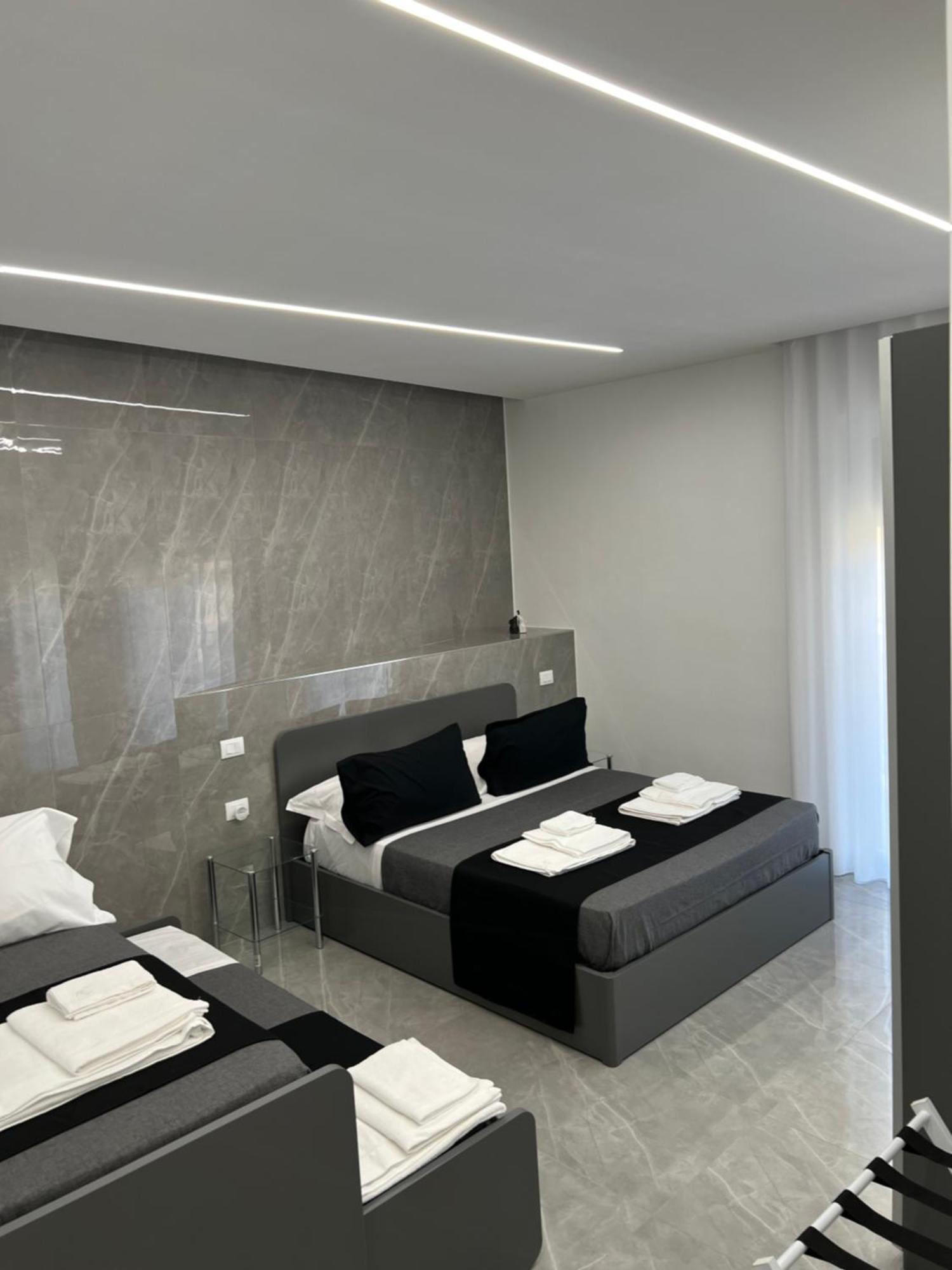 White Elegance Luxury B&B กาแซร์ตา ภายนอก รูปภาพ