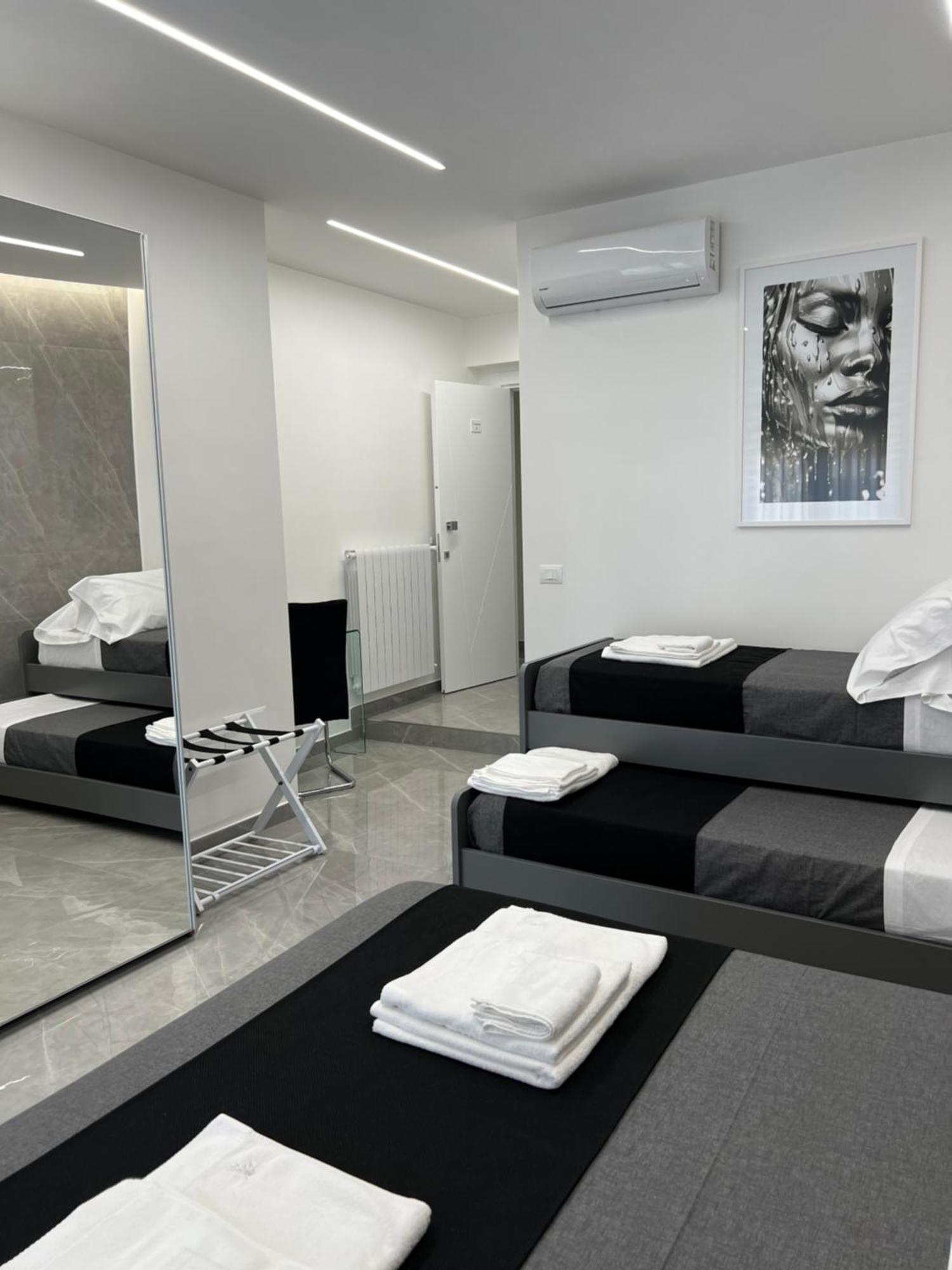 White Elegance Luxury B&B กาแซร์ตา ภายนอก รูปภาพ