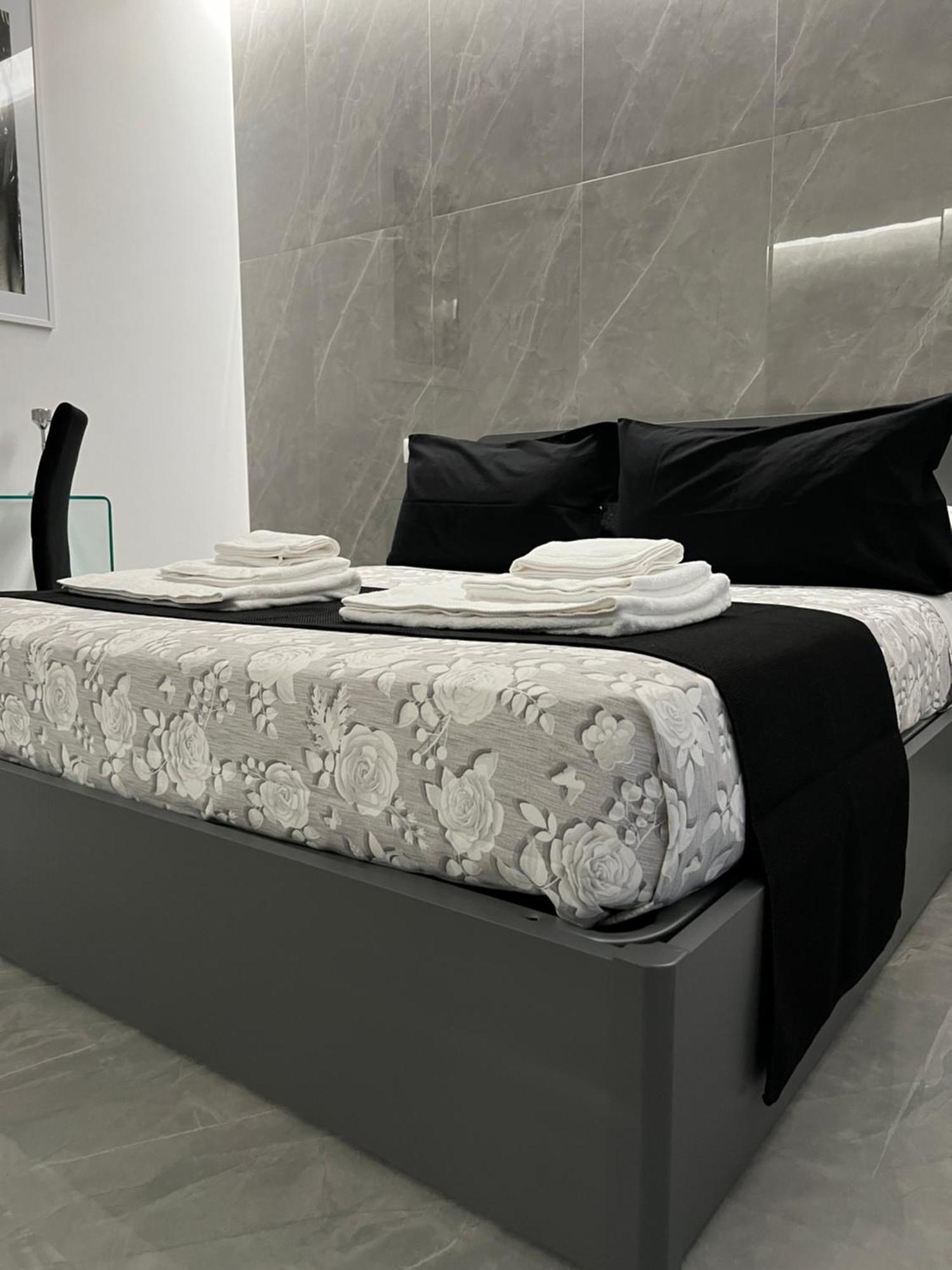 White Elegance Luxury B&B กาแซร์ตา ภายนอก รูปภาพ