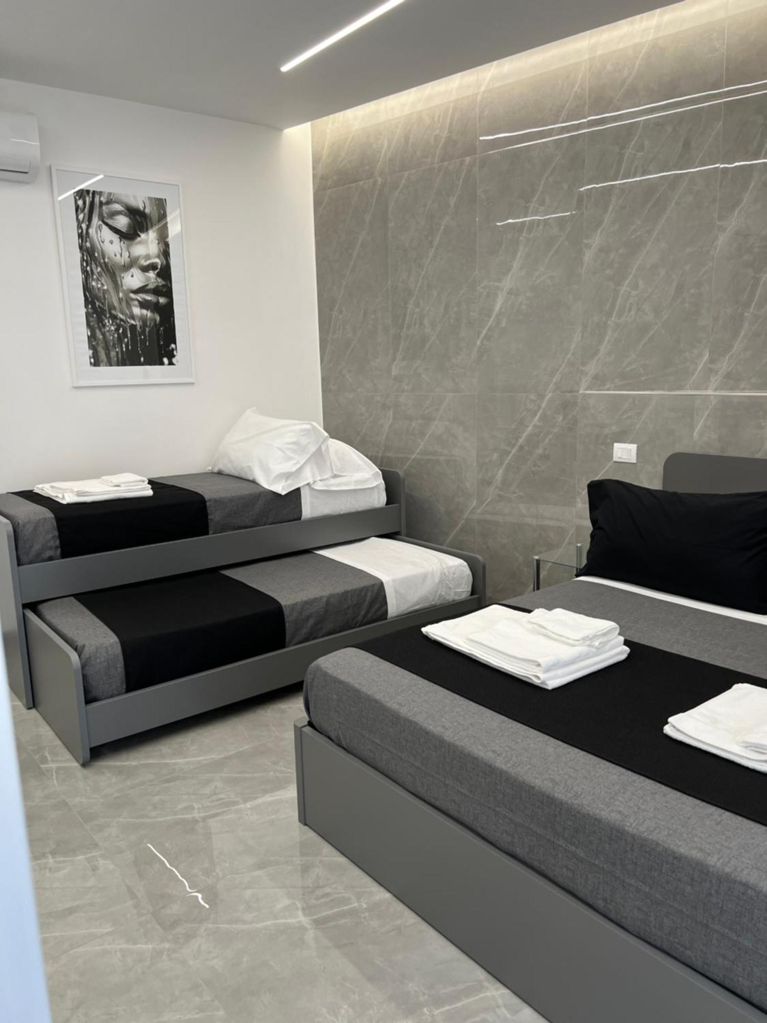 White Elegance Luxury B&B กาแซร์ตา ภายนอก รูปภาพ