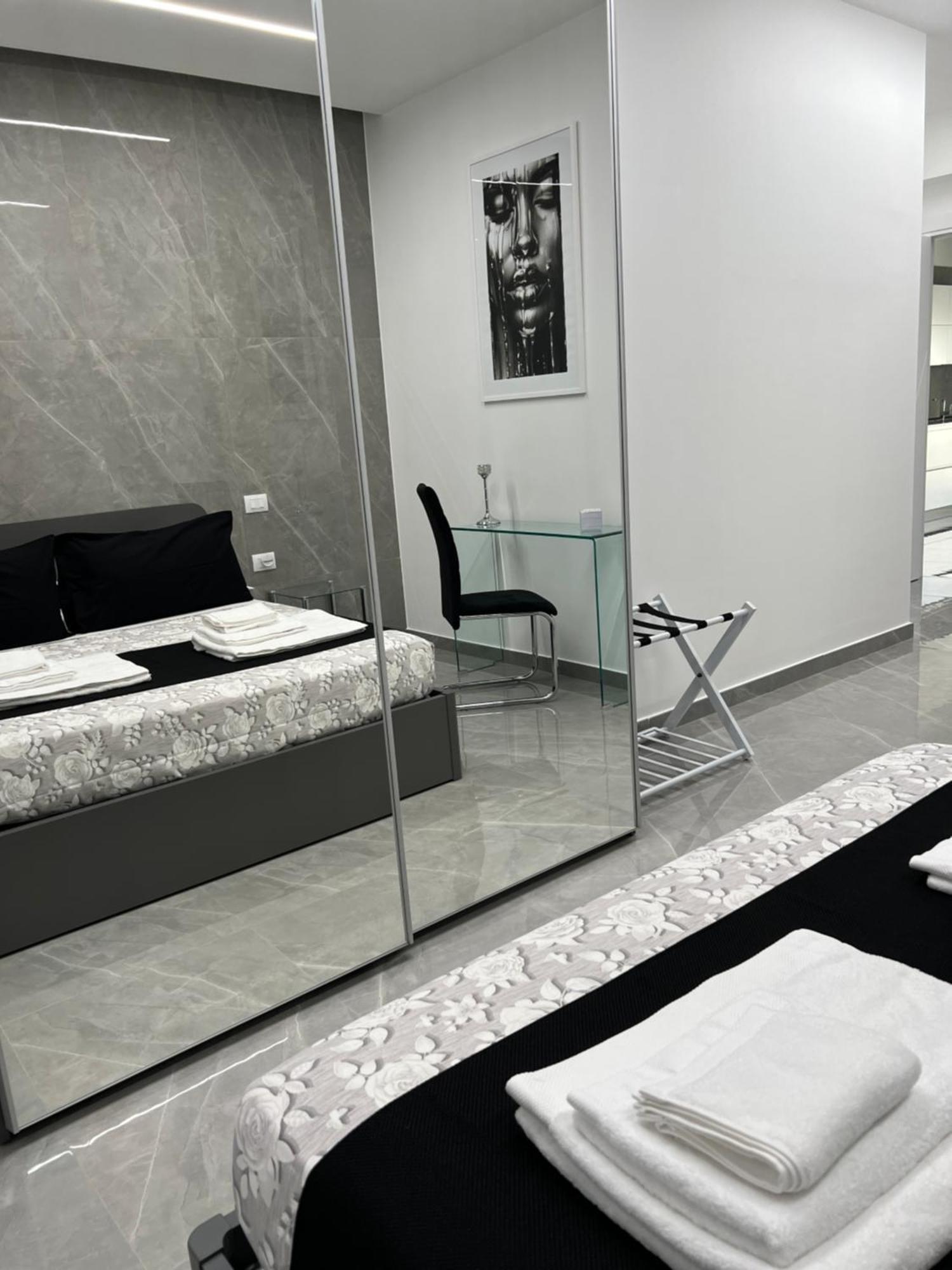 White Elegance Luxury B&B กาแซร์ตา ภายนอก รูปภาพ