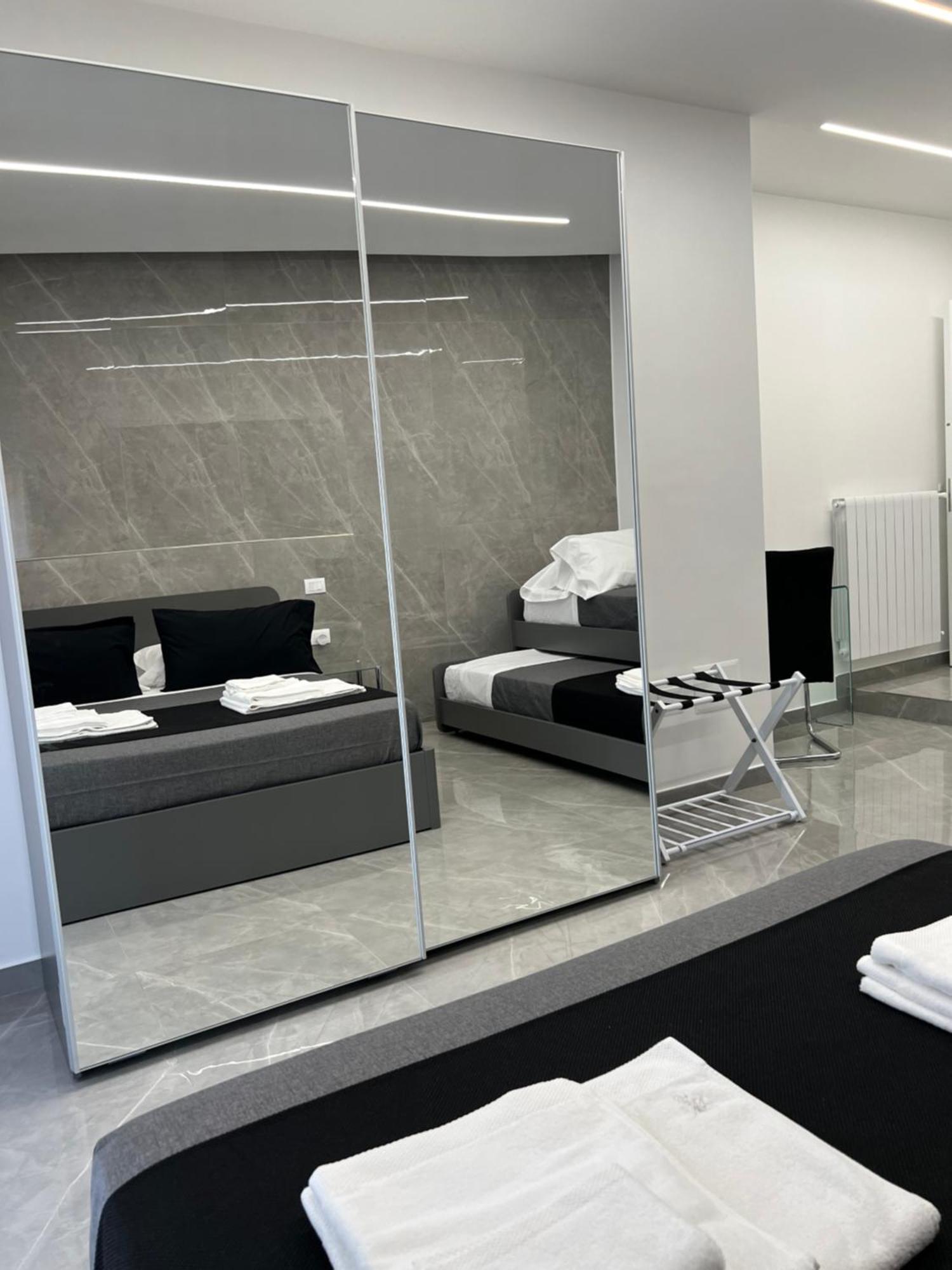 White Elegance Luxury B&B กาแซร์ตา ภายนอก รูปภาพ