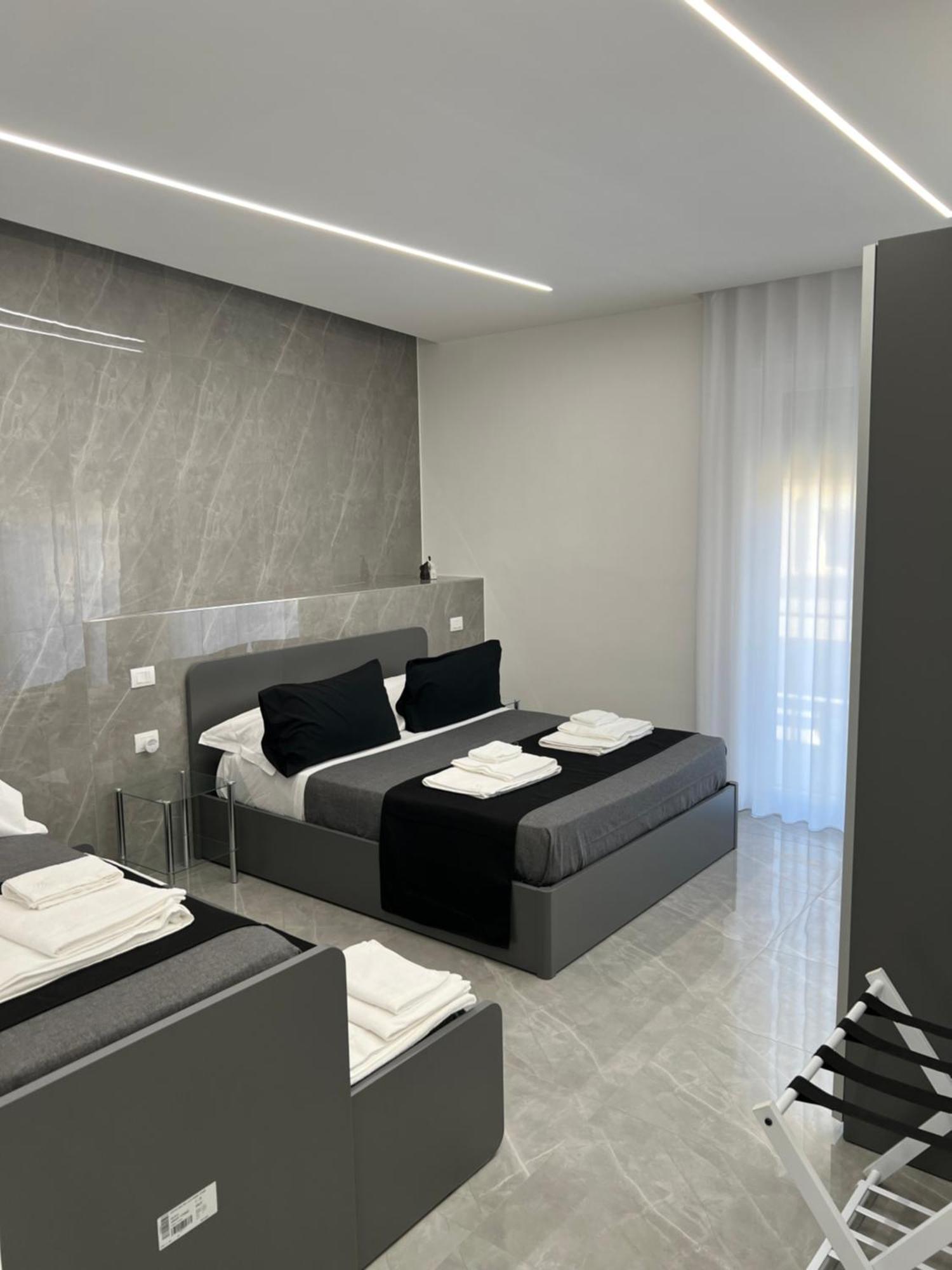 White Elegance Luxury B&B กาแซร์ตา ภายนอก รูปภาพ