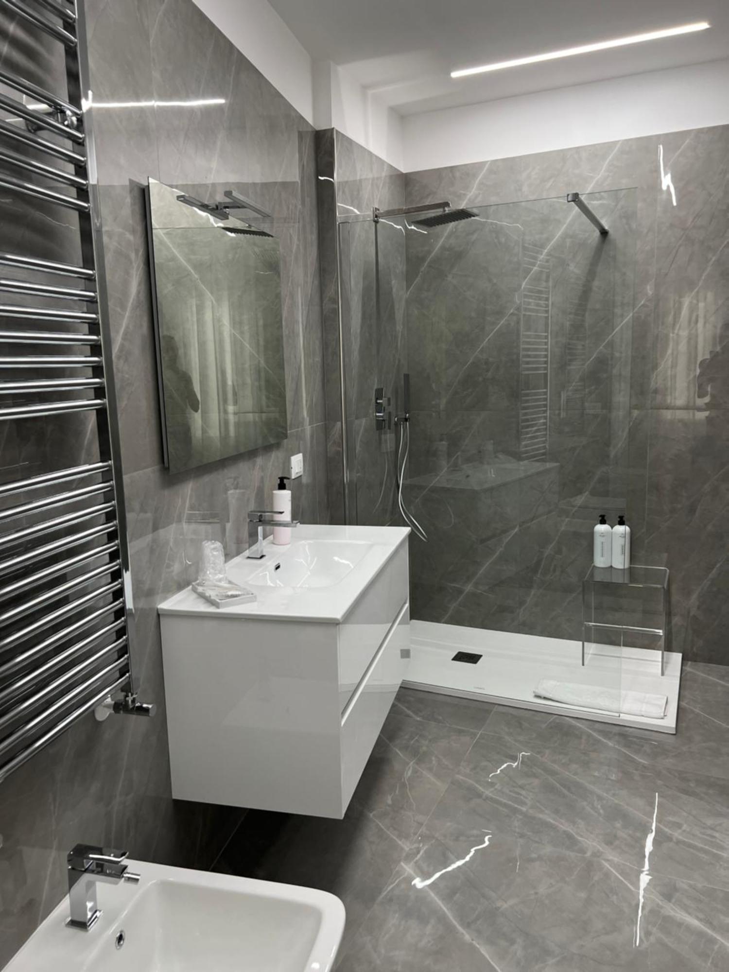 White Elegance Luxury B&B กาแซร์ตา ภายนอก รูปภาพ