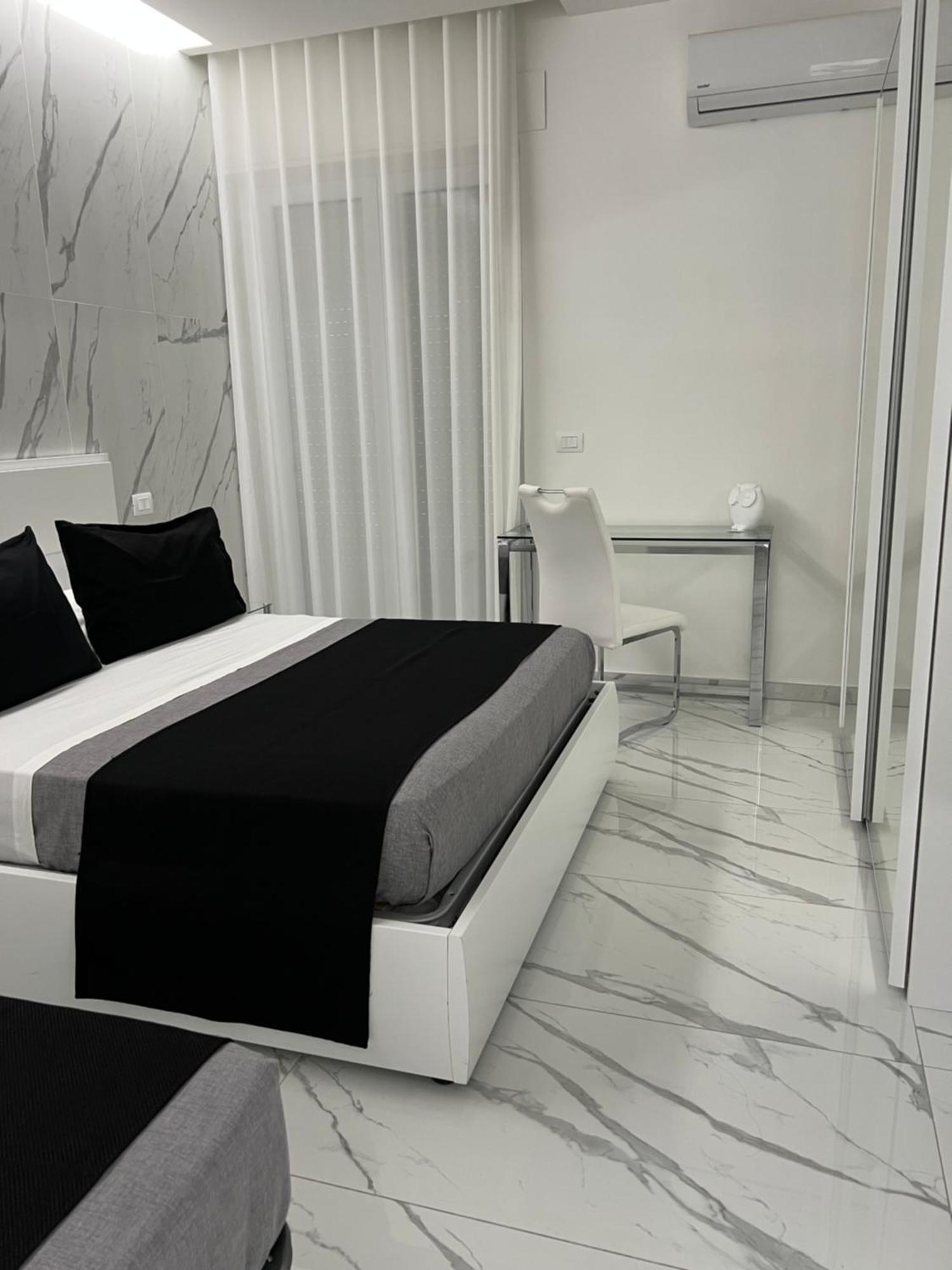 White Elegance Luxury B&B กาแซร์ตา ภายนอก รูปภาพ