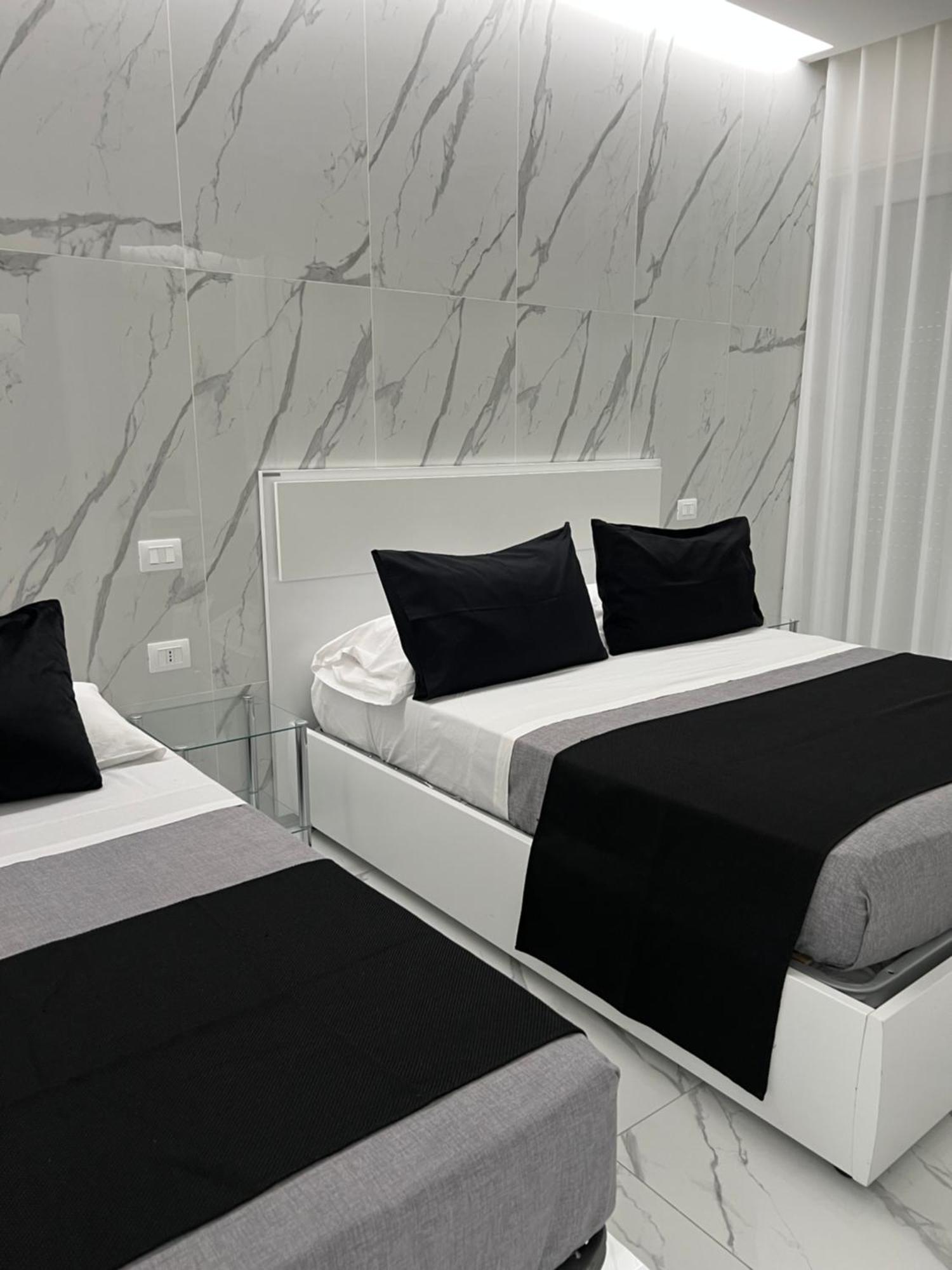 White Elegance Luxury B&B กาแซร์ตา ภายนอก รูปภาพ